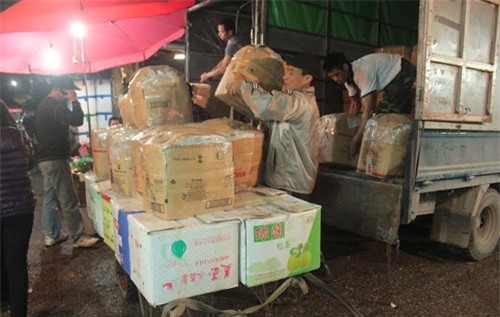 
Từ nhiều tuần nay lao động ở các vùng quê tấp nập lên Hà Nội tìm việc làm thêm (Ảnh chụp tại chợ Long Biên). Ảnh: Minh Nguyệt
