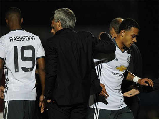 Depay không được Mourinho trọng dụng