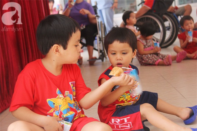 Hai bé trai 3 và 5 tuổi lang thang tìm bố mẹ lúc nửa đêm ở Gò Vấp giờ ra sao? - Ảnh 10. Hai bé trai 3 và 5 tuổi lang thang tìm bố mẹ lúc nửa đêm ở Gò Vấp giờ ra sao? - Ảnh 10.