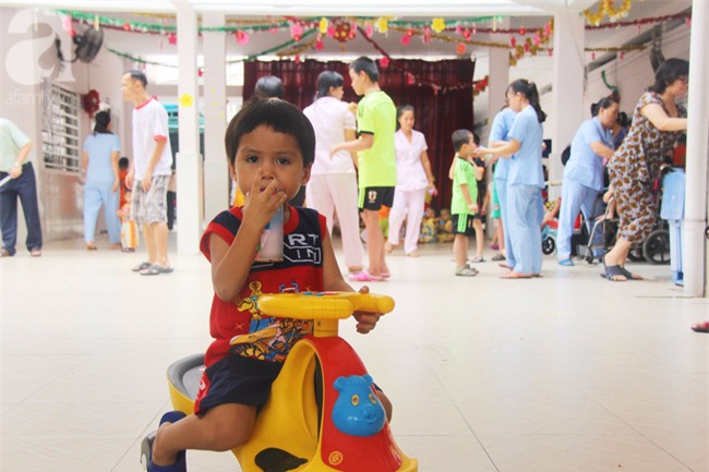 Hai bé trai 3 và 5 tuổi lang thang tìm bố mẹ lúc nửa đêm ở Gò Vấp giờ ra sao? - Ảnh 18. Hai bé trai 3 và 5 tuổi lang thang tìm bố mẹ lúc nửa đêm ở Gò Vấp giờ ra sao? - Ảnh 18.