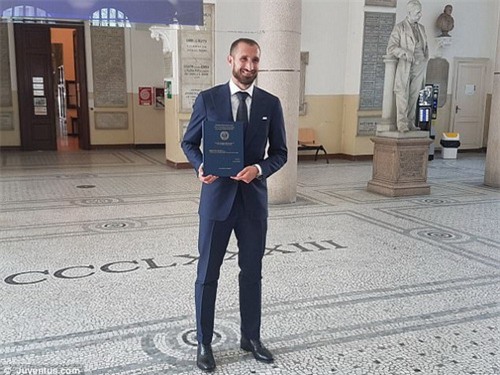 Chàng trung vệ 32 tuổi trước tiền sảnh Đại học Turin
