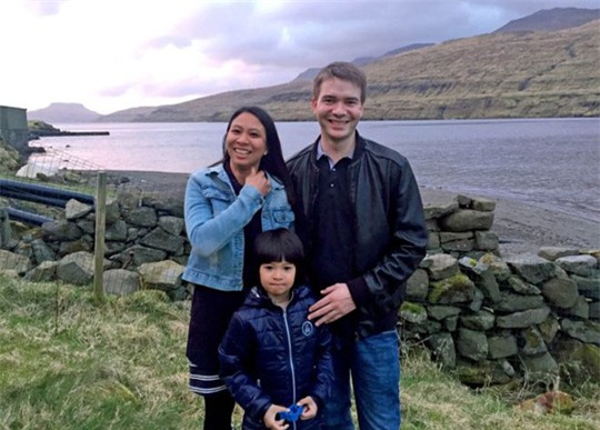 Athaya Slaetalid bên cạnh chồng, anh Jan, và con trai Jacob. Ảnh: BBC