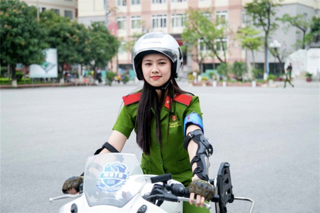 Nữ sinh cảnh sát xinh đẹp giỏi võ thuật, đam mê xe phân khối lớn - Ảnh 1. Nữ sinh cảnh sát xinh đẹp giỏi võ thuật, đam mê xe phân khối lớn - Ảnh 1.
