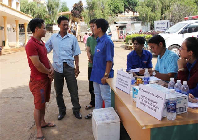 
Các tình nguyện viên Gia Lai hỗ trợ những nạn nhân đang điều trị tại bệnh viện
