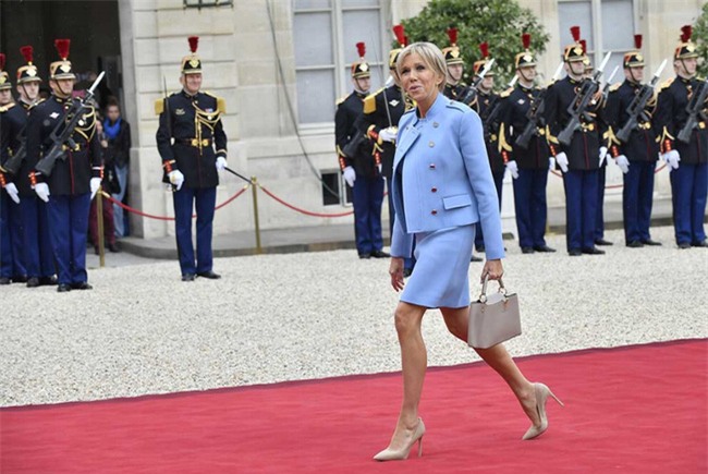 Đệ nhất phu nhân Pháp gây chú ý khi mặc đồ đi mượn trong lễ nhậm chức của chồng - Ảnh 2.