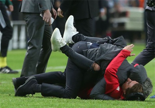 Cận cảnh Mourinho ăn mừng hoang dại với con trai - Ảnh 2.