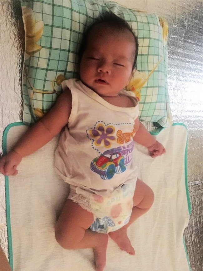 Vụ hai anh em nghi bị bỏ rơi ở Thủ Đức: Mẹ lấy 5 triệu đồng của người xin con nuôi rồi bỏ đi? - Ảnh 7. Vụ hai anh em nghi bị bỏ rơi ở Thủ Đức: Mẹ lấy 5 triệu đồng của người xin con nuôi rồi bỏ đi? - Ảnh 7.