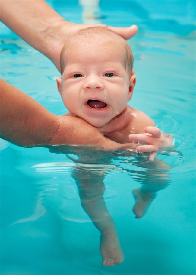 Quy trình 8 bước giúp bố mẹ dạy con biết bơi dễ dàng - Ảnh 1.