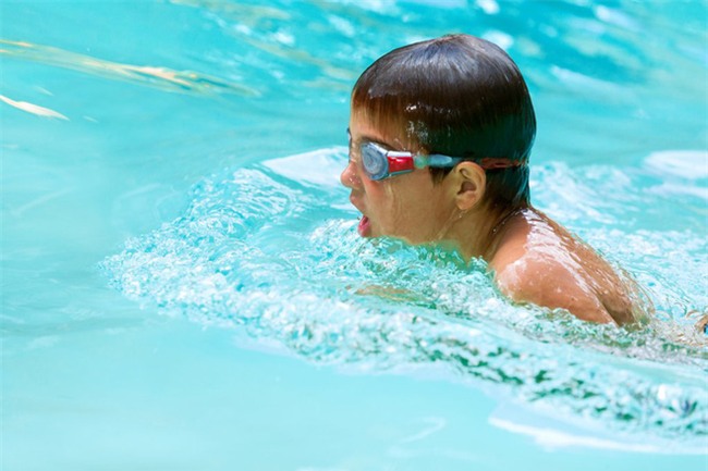 Quy trình 8 bước giúp bố mẹ dạy con biết bơi dễ dàng - Ảnh 2.