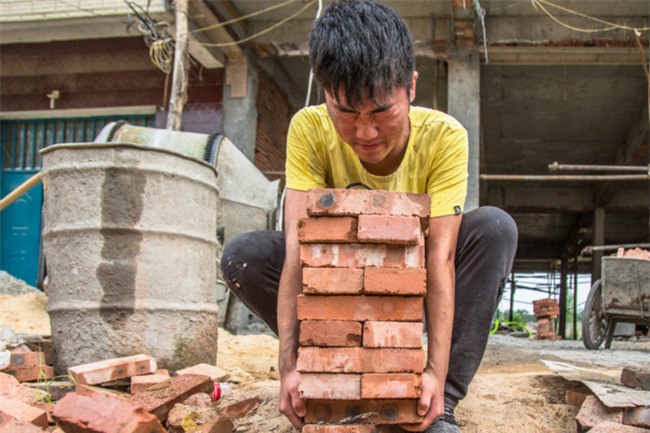 Nam sinh xin lam tho xay ngay khi thi xong de cuu em ung thu hinh anh 2