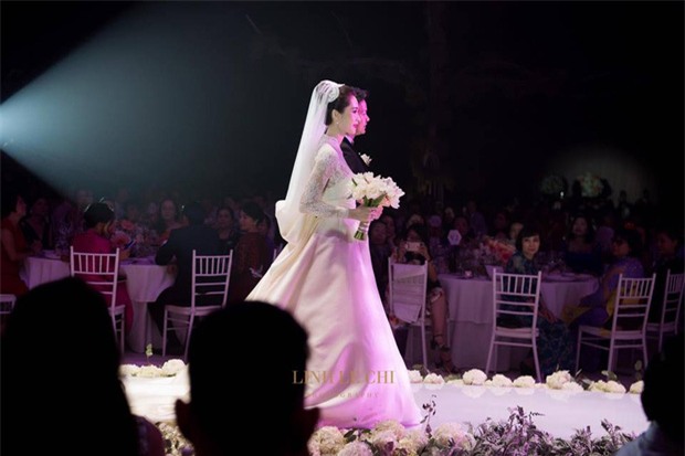 1 trong 3 mẫu váy cưới của Thu Thảo được lấy cảm hứng từ mẫu váy của công nương Grace Kelly - Ảnh 2.