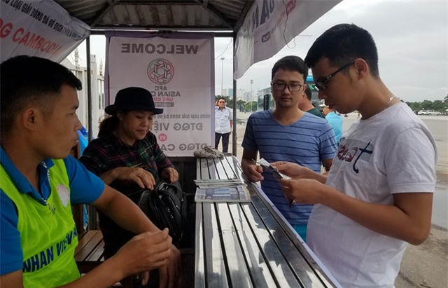 Thi thoảng mới có người vào mua vé xem trận đấu.