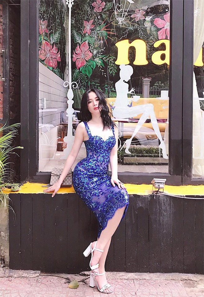 Street style tuần này: Angela Phương Trinh diện váy ôm già chát, Kỳ Duyên nổi bật vì dát hàng hiệu từ đầu tới chân - Ảnh 2.