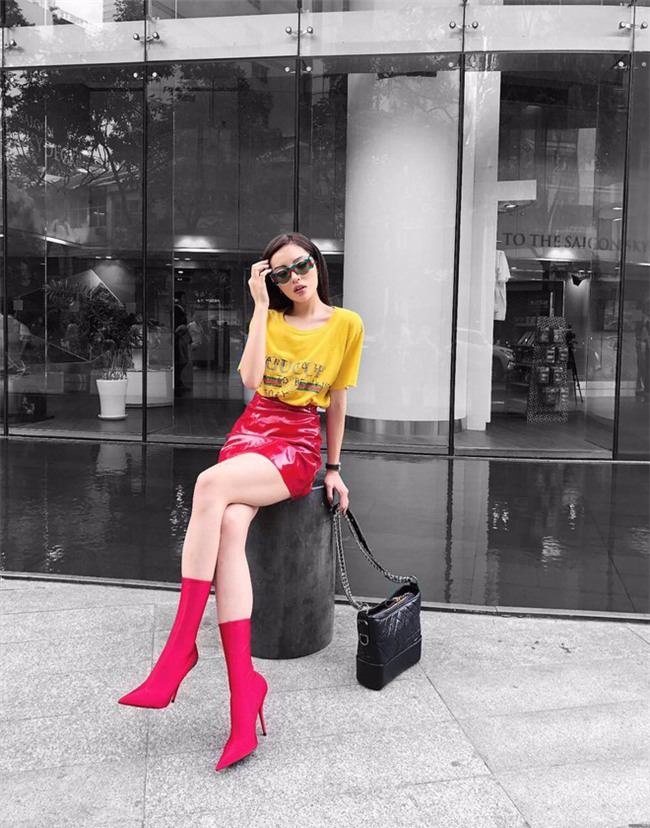 Street style tuần này: Angela Phương Trinh diện váy ôm già chát, Kỳ Duyên nổi bật vì dát hàng hiệu từ đầu tới chân - Ảnh 3.