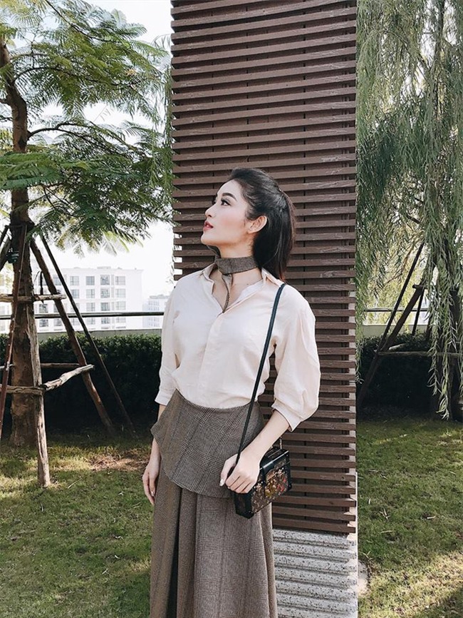 Street style tuần này: Angela Phương Trinh diện váy ôm già chát, Kỳ Duyên nổi bật vì dát hàng hiệu từ đầu tới chân - Ảnh 4.