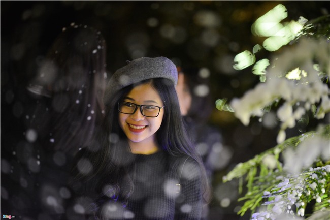 Nam thanh nữ tú đùa vui với tuyết nhân tạo như thật đầu đông hình ảnh 4 Nam thanh nu tu dua vui voi tuyet nhan tao nhu that dau dong hinh anh 4