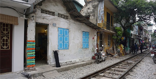 Điểm uống cà phê giữa đường tàu gây tranh cãi ở Hà Nội bị xóa sổ Điểm uống cà phê giữa đường tàu gây tranh cãi ở Hà Nội bị xóa sổ
