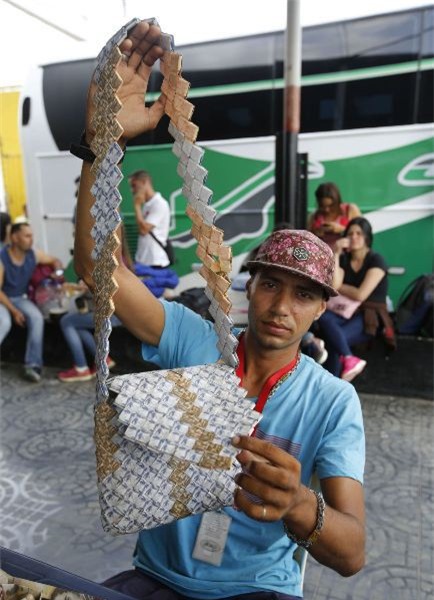 Lạm phát leo thang, người dân Venezuela dùng tiền để gấp đồ thủ công đem bán - Ảnh 3.