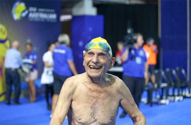 Cụ ông 99 tuổi phá sâu kỷ lục bơi thế giới - Ảnh 1.