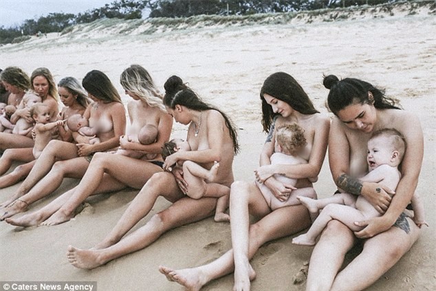 Hình ảnh 14 bà mẹ ngực trần, cho con bú trên bờ biển lại dấy lên tranh luận: Có nên cho trẻ bú ở nơi công cộng? - Ảnh 1.