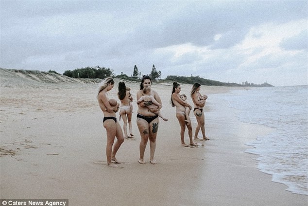 Hình ảnh 14 bà mẹ ngực trần, cho con bú trên bờ biển lại dấy lên tranh luận: Có nên cho trẻ bú ở nơi công cộng? - Ảnh 3.