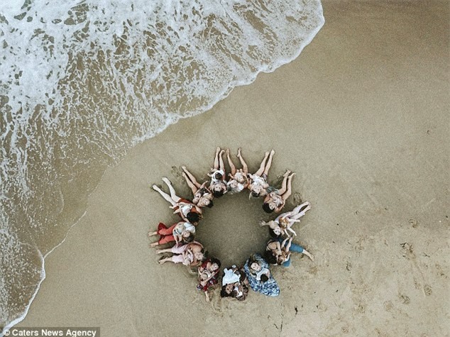 Hình ảnh 14 bà mẹ ngực trần, cho con bú trên bờ biển lại dấy lên tranh luận: Có nên cho trẻ bú ở nơi công cộng? - Ảnh 6.
