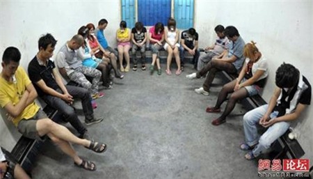 Các trai bao bao gồm người đồng tính, chuyển giới và cả những người có xu hướng tình dục bình thường bị bắt giữ sau một cuộc truy quét của công an