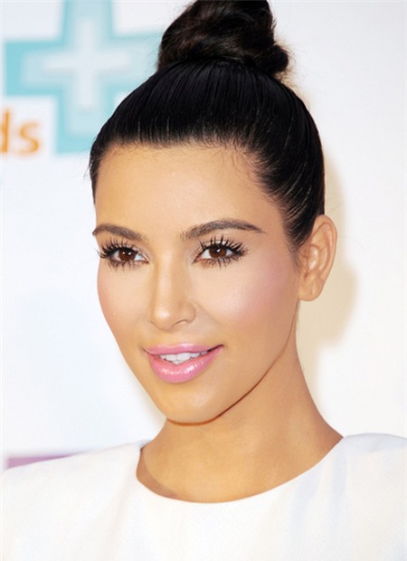 Màu son hồng bợt, nhiều nhũ như của Kim Kardashian trông rất lạ mắt nhưng bạn nên kết hợp cùng phấn má cùng tông để tạo sự hài hòa và không làm khuôn mặt trông nhợt nhạt.