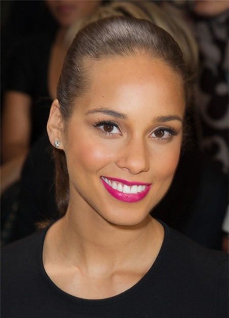 Bạn có thể thêm son bóng vào trung tâm môi để khiến đôi môi trông đầy đặn hơn như Alicia Keys.