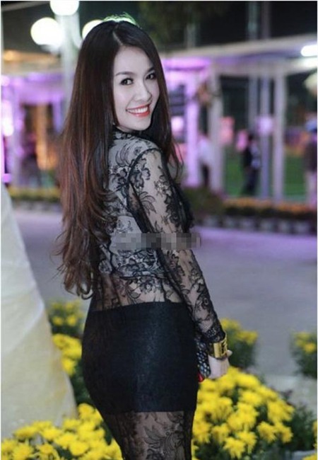 Ồn ào như váy ren đen của sao Việt - 1