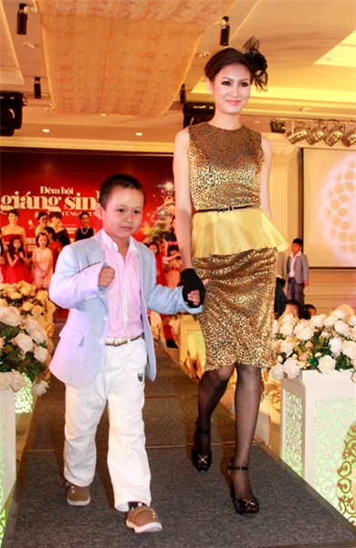 Cựu người mẫu Tăng Huệ Văn khoe con trai