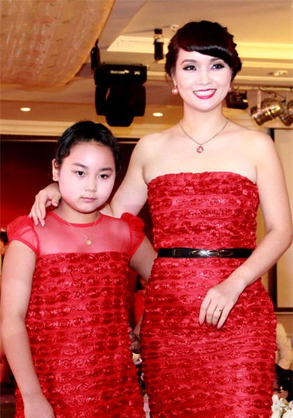 Mai Thu Huyền mặc ton-sur-ton với con gái trình diễn thời trang.