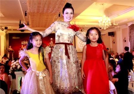 Nhiều lần tham gia biểu diễn thời trang nên hai bé Misa, Misu rất tự tin trên sân khấu.