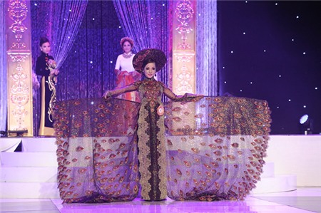 Đêm chung kết Hoa hậu phu nhân thế giới người Việt 2012 diễn ra tối 15/12 tại Mỹ đã