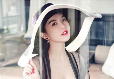 Ngọc Trinh không ra đường vì... 3 cục mụn