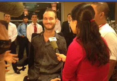 Bụt chùa nhà không thiêng viết về Nick Vujicic: 'Đốt đền để nổi tiếng' 