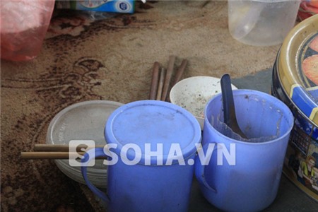 Bữa cơm đạm bạc của ông bà.