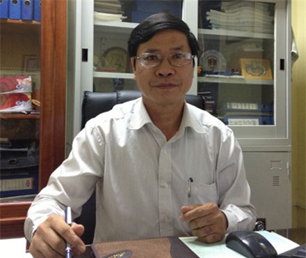 Ông Phạm Xuân Toàn - Phó Viện trưởng Viện Giám định Pháp y Quốc gia - trao đổi với phóng viên