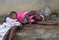 Trẻ em cả một ngôi làng mồ côi mẹ vì Ebola