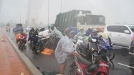 Đà Nẵng: Gió bão quật người, xe ngã dúi dụi trên cầu