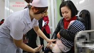 100 bé đầu tiên được tiêm vắc xin 5 trong 1 sau khi đăng ký qua mạng 