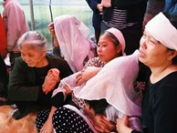 Vợ con khóc ngất bên thi thể không vẹn nguyên của nạn nhân vụ nổ Văn Phú