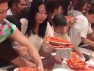 Kinh hoàng clip ăn buffet như ăn cướp của du khách Trung Quốc