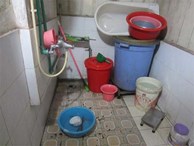 Chuyện khó tin ở Hà Nội: Dân đi vệ sinh vào... xô, chậu