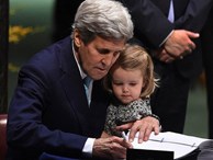 Ngoại trưởng Mỹ bế cháu gái 2 tuổi đi ký thỏa thuận Paris khiến dân mạng thích thú