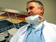 ‘Nha sĩ kinh dị’ khiến hơn 120 bệnh nhân vỡ xương hàm, nhiễm trùng máu