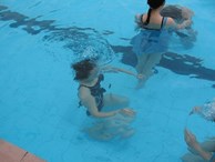 Cô gái trẻ hoảng loạn khi gặp 'yêu râu xanh' ở bể bơi 