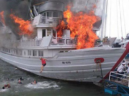 Clip: Tàu du lịch bốc cháy dữ dội tại cảng Tuần Châu.
