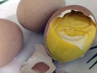 Lạ Hà thành: Trứng gà ung bồi bổ đắt khách