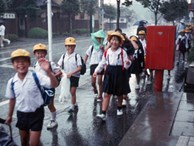Cách người Nhật rèn tính tự lập cho trẻ: Vào lớp 1 phải tự đi bộ đến trường